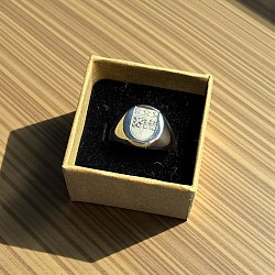 Lasergravures op zilveren ringen