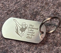 Metalen hangertje met inspirerende tekst